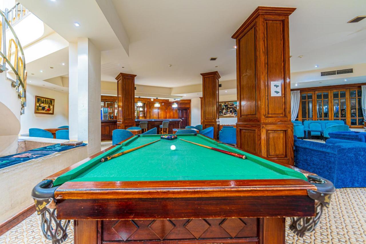 The Grand Hotel, Hotel